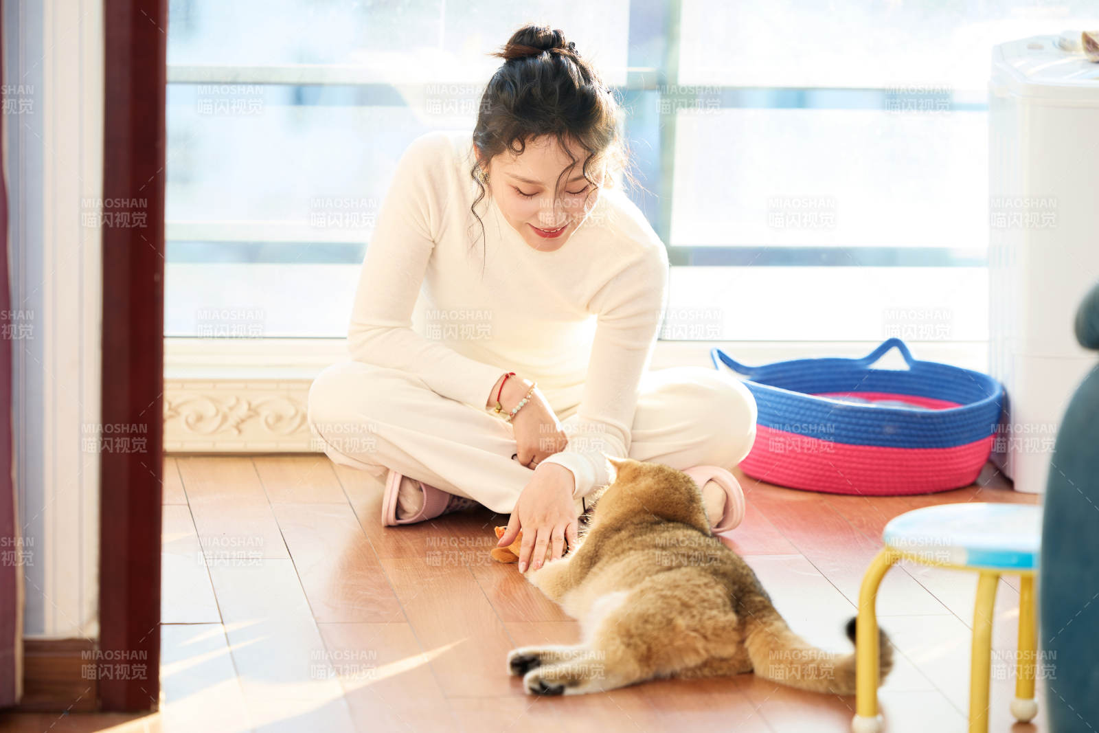 假日在家和猫咪嬉戏的亚洲美女图片