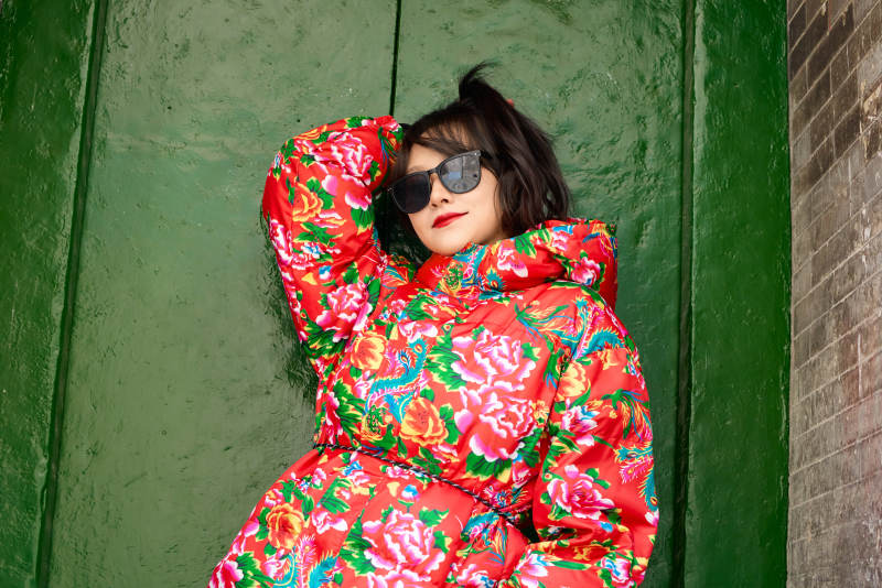 除夕在古城景区游玩拍照的亚洲美女图片