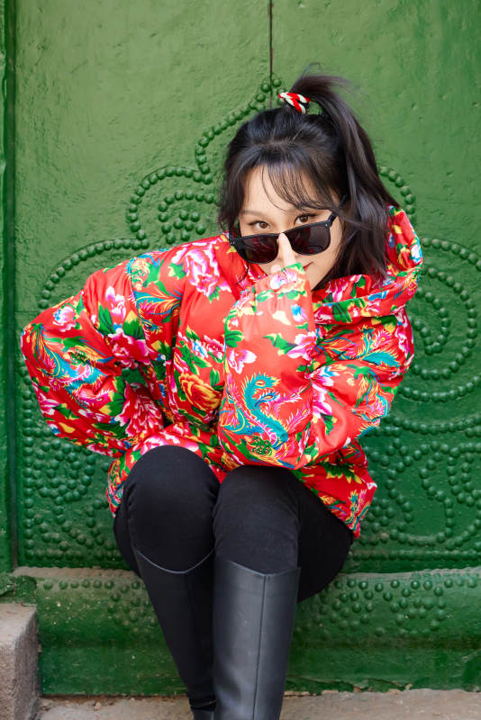 除夕在古城景区游玩拍照的亚洲美女图片