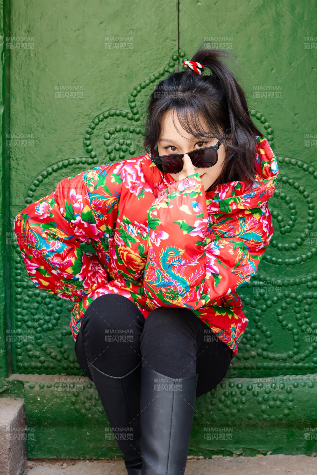 除夕在古城景区游玩拍照的亚洲美女图片