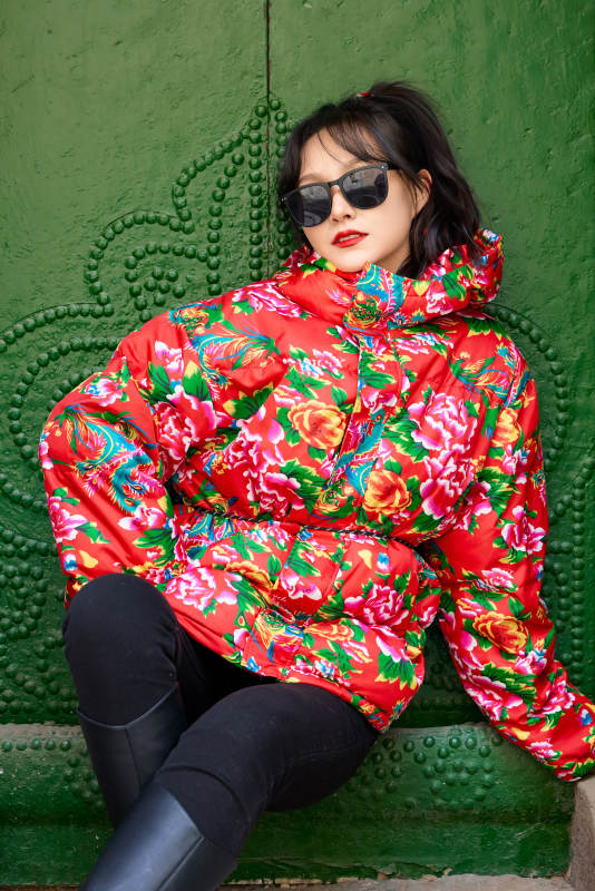 除夕在古城景区游玩拍照的亚洲美女图片