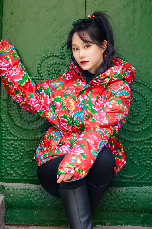 除夕在古城景区游玩拍照的亚洲美女图片