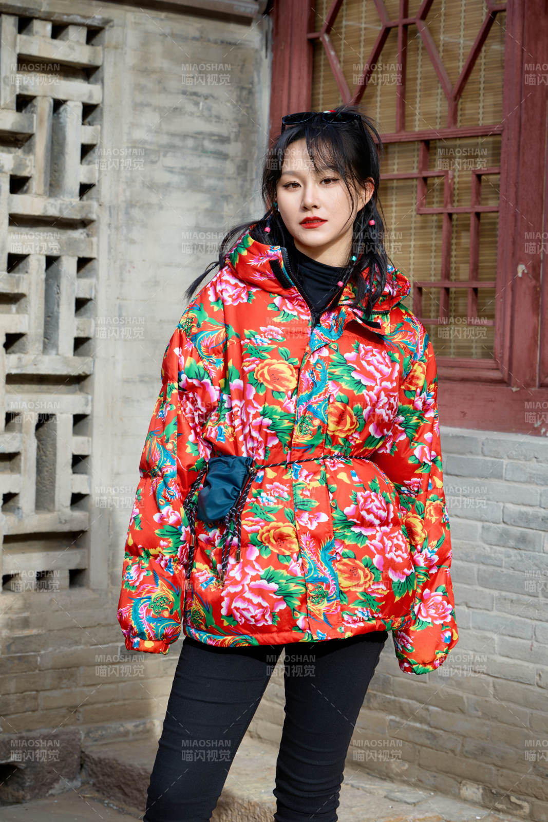 除夕在古城景区游玩拍照的亚洲美女图片