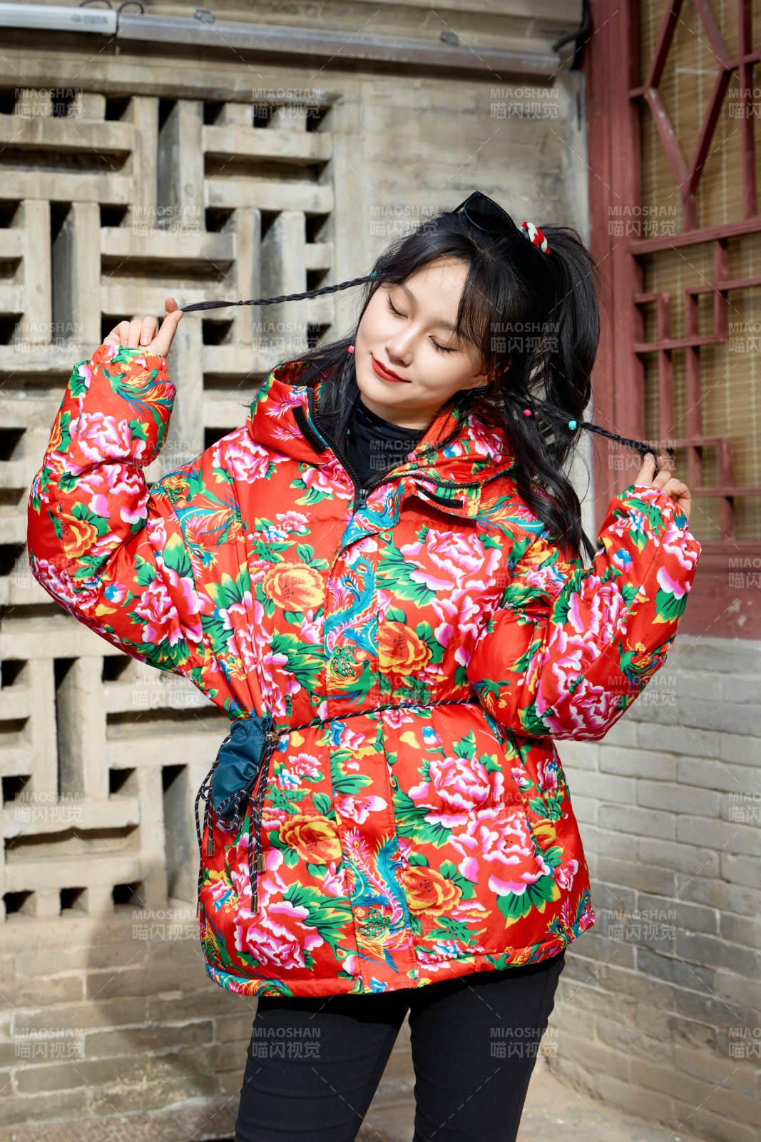 除夕在古城景区游玩拍照的亚洲美女图片