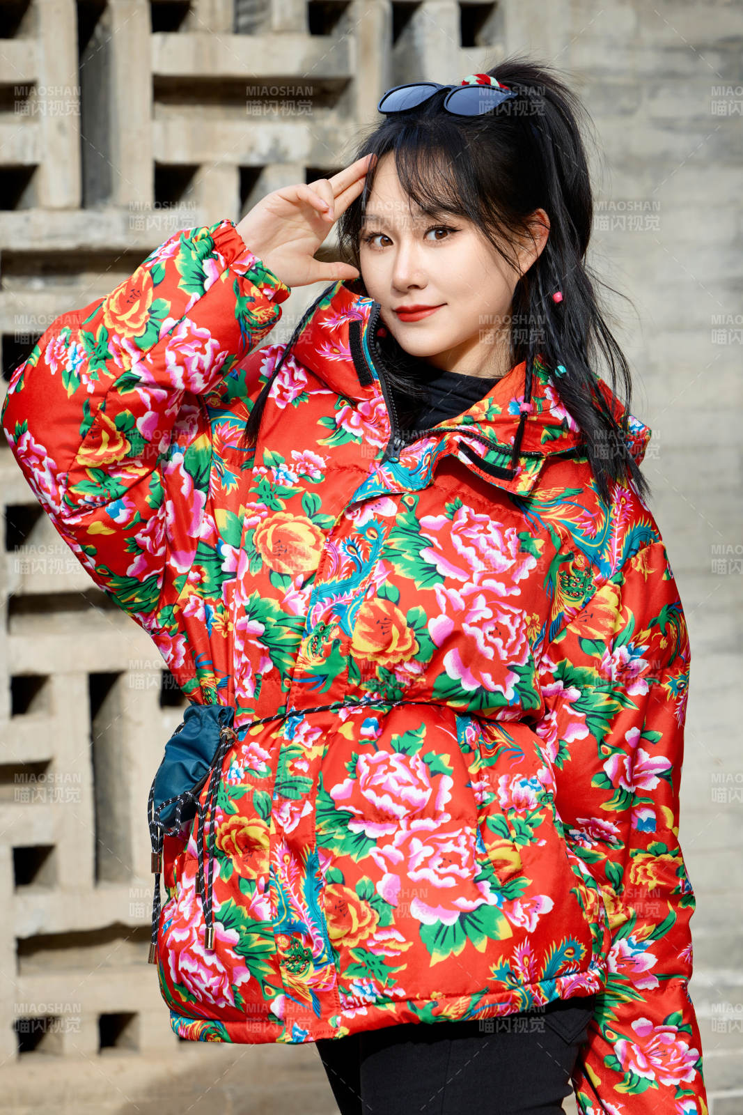 除夕在古城景区游玩拍照的亚洲美女图片