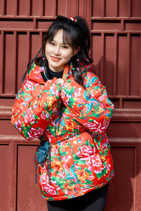 除夕在古城景区游玩拍照的亚洲美女图片