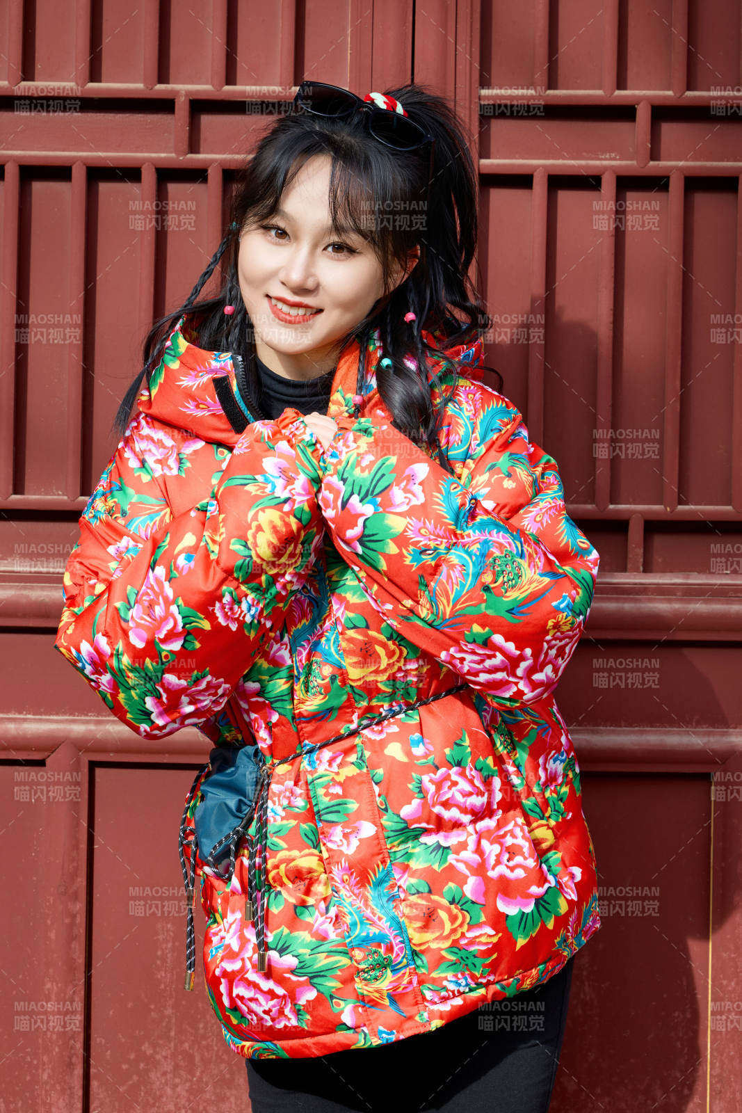 除夕在古城景区游玩拍照的亚洲美女图片