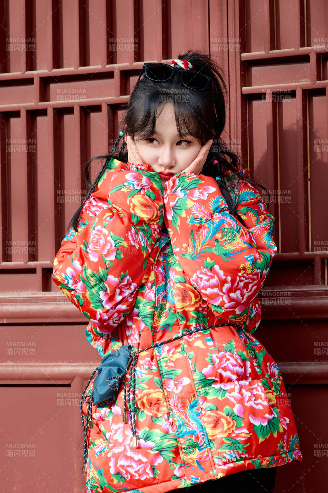 除夕在古城景区游玩拍照的亚洲美女图片