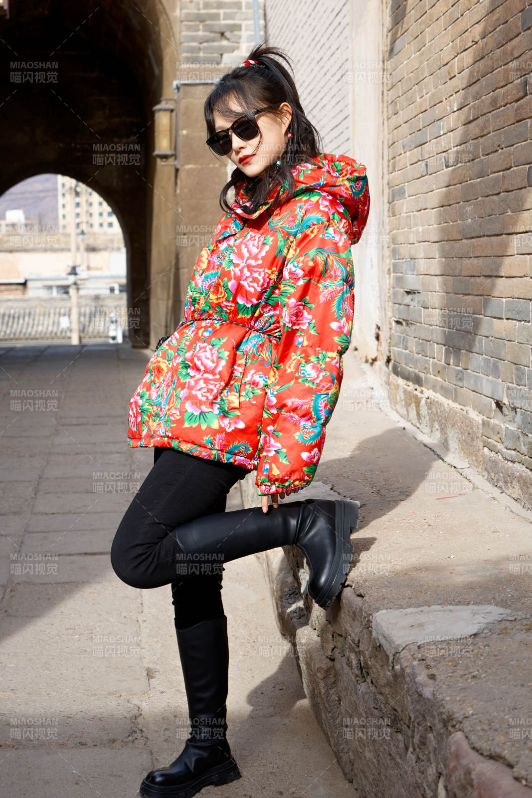 除夕在古城景区游玩拍照的亚洲美女图片