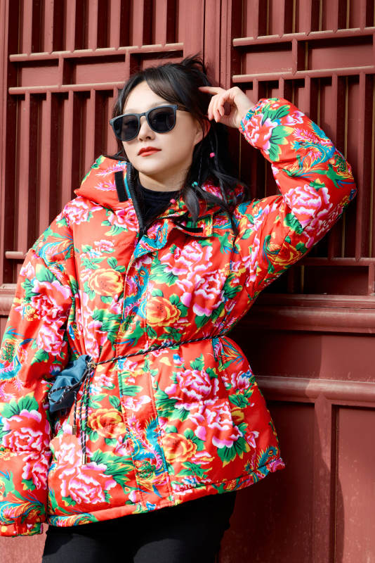 除夕在古城景区游玩拍照的亚洲美女图片