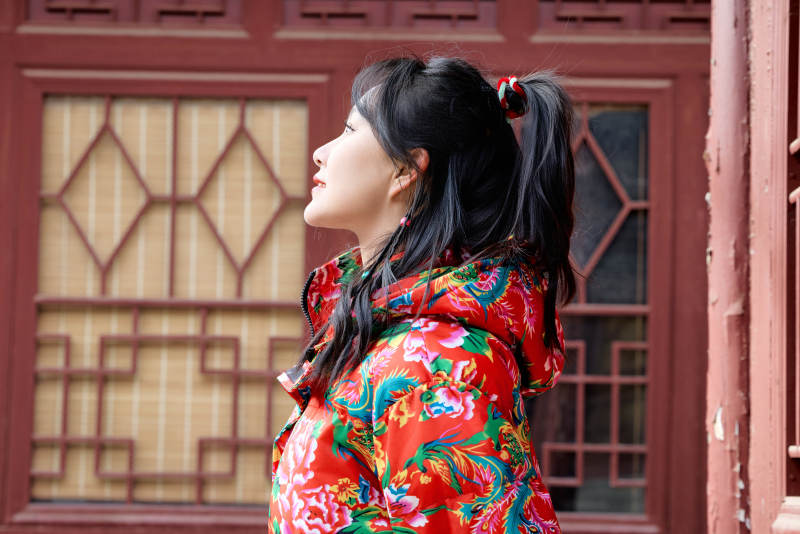 除夕在古城景区游玩拍照的亚洲美女图片