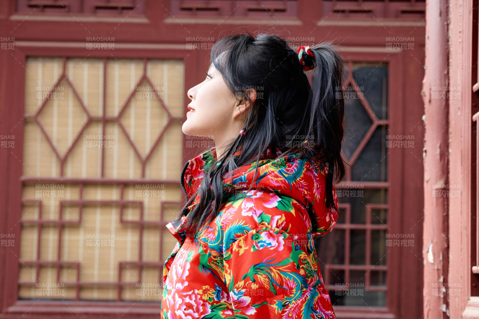 除夕在古城景区游玩拍照的亚洲美女图片