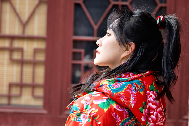 除夕在古城景区游玩拍照的亚洲美女图片