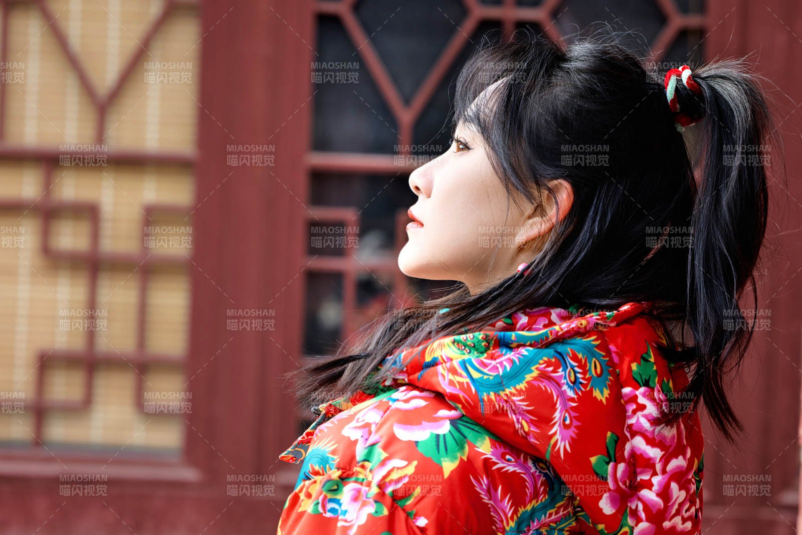 除夕在古城景区游玩拍照的亚洲美女图片