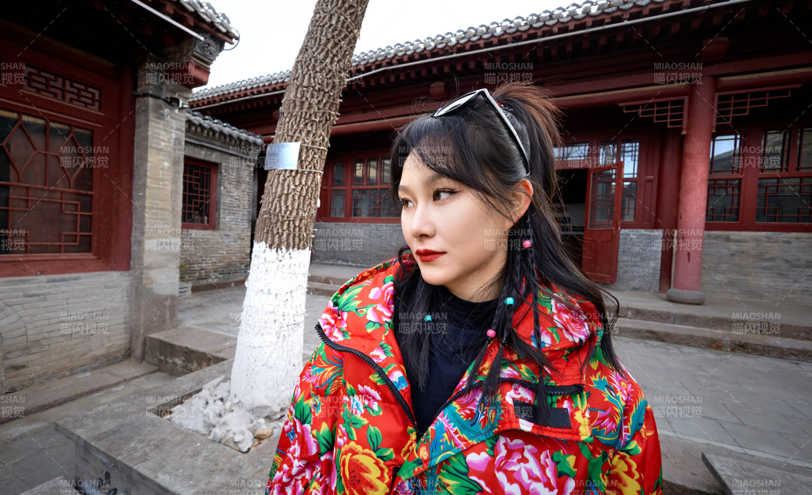 除夕在古城景区游玩拍照的亚洲美女图片