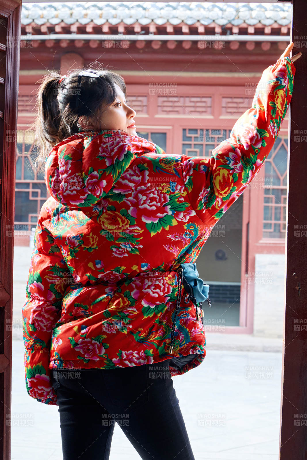 除夕在古城景区游玩拍照的亚洲美女图片