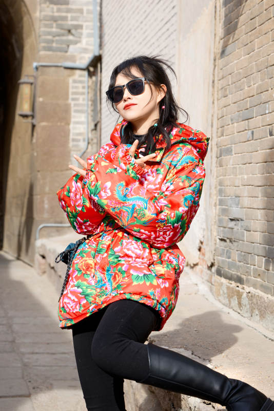 除夕在古城景区游玩拍照的亚洲美女图片