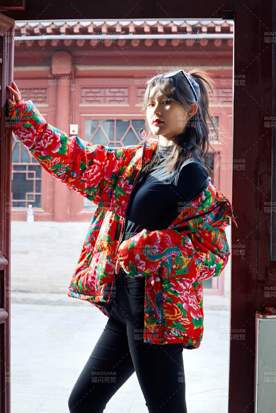 除夕在古城景区游玩拍照的亚洲美女图片