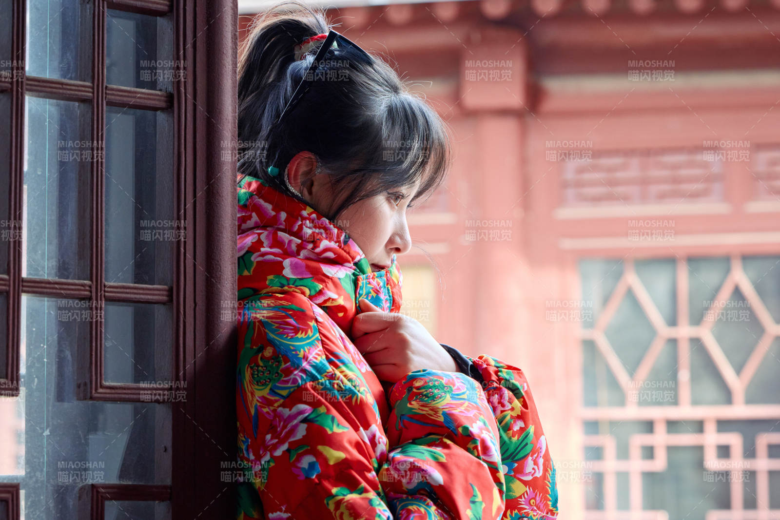 除夕在古城景区游玩拍照的亚洲美女图片