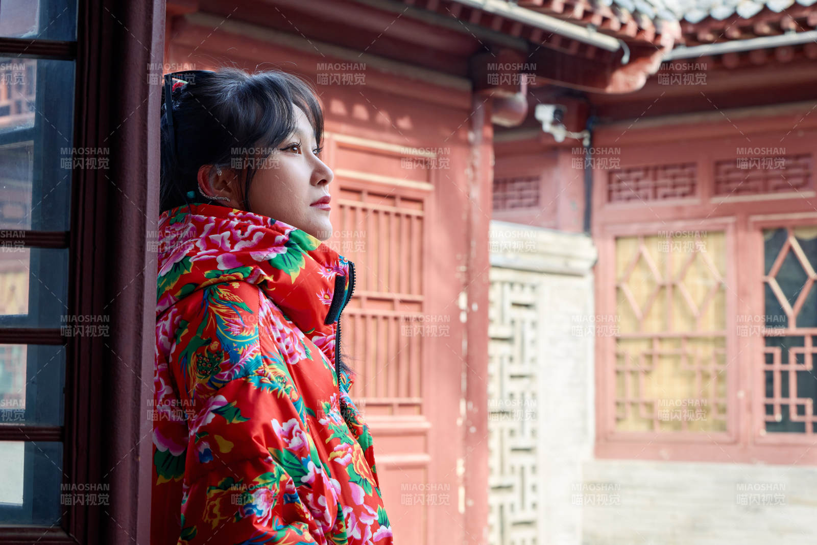 除夕在古城景区游玩拍照的亚洲美女图片