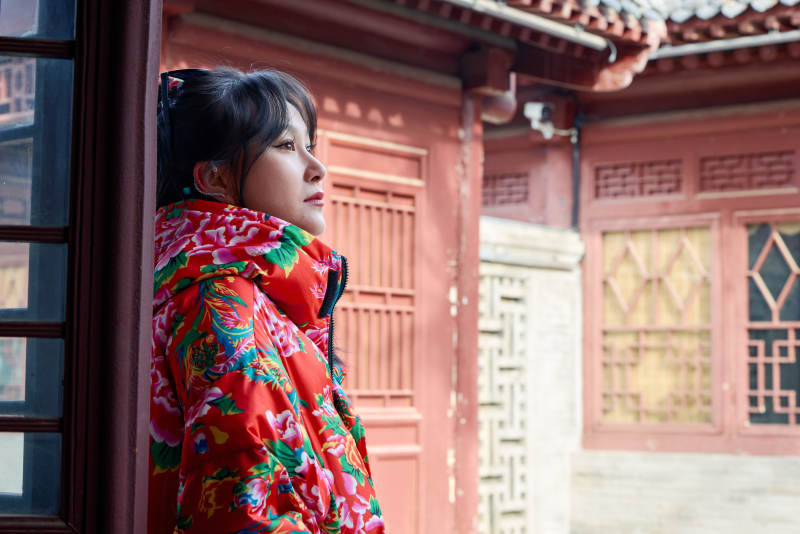 除夕在古城景区游玩拍照的亚洲美女图片