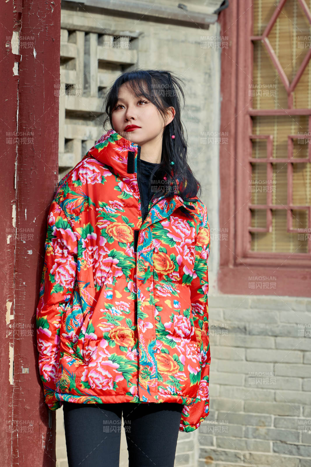 除夕在古城景区游玩拍照的亚洲美女图片