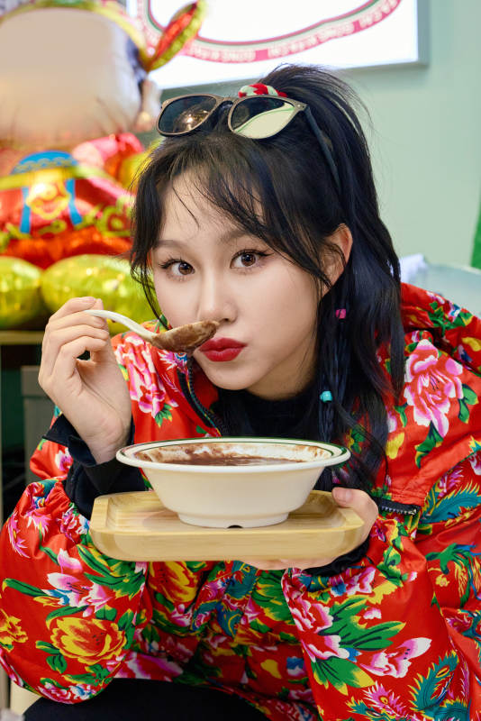 除夕在商场品尝美食的东方美女图片