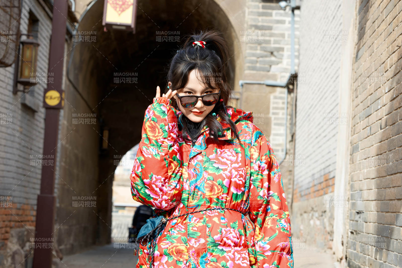 除夕在古城景区游玩拍照的亚洲美女图片