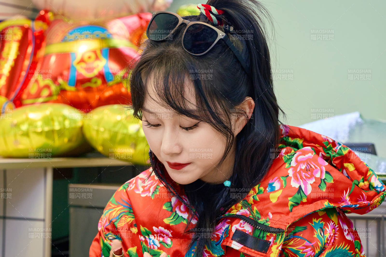 在商场内补妆涂口红的亚洲美女图片