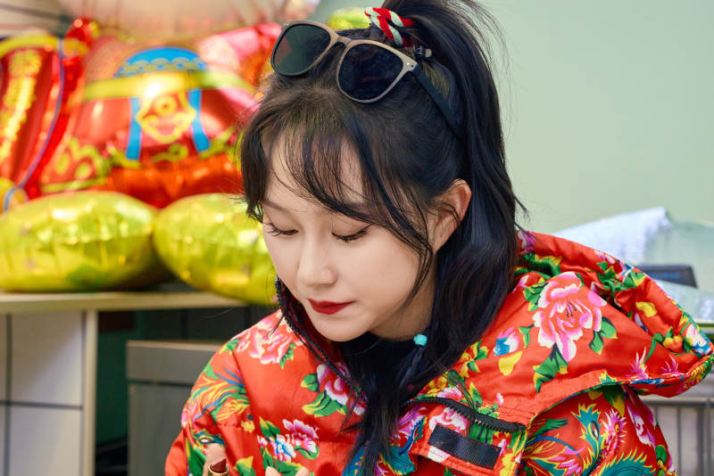 在商场内补妆涂口红的亚洲美女图片