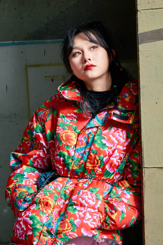 除夕在街头游玩拍照的亚洲美女图片