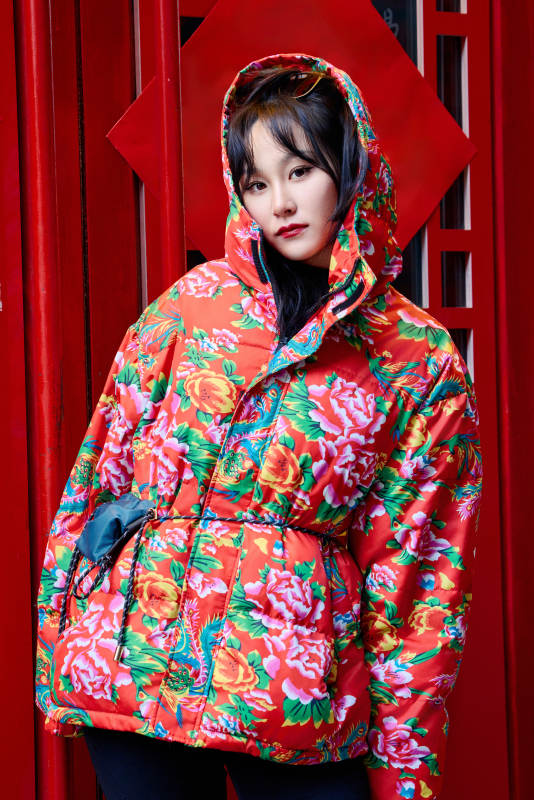 除夕在街头游玩拍照的亚洲美女图片