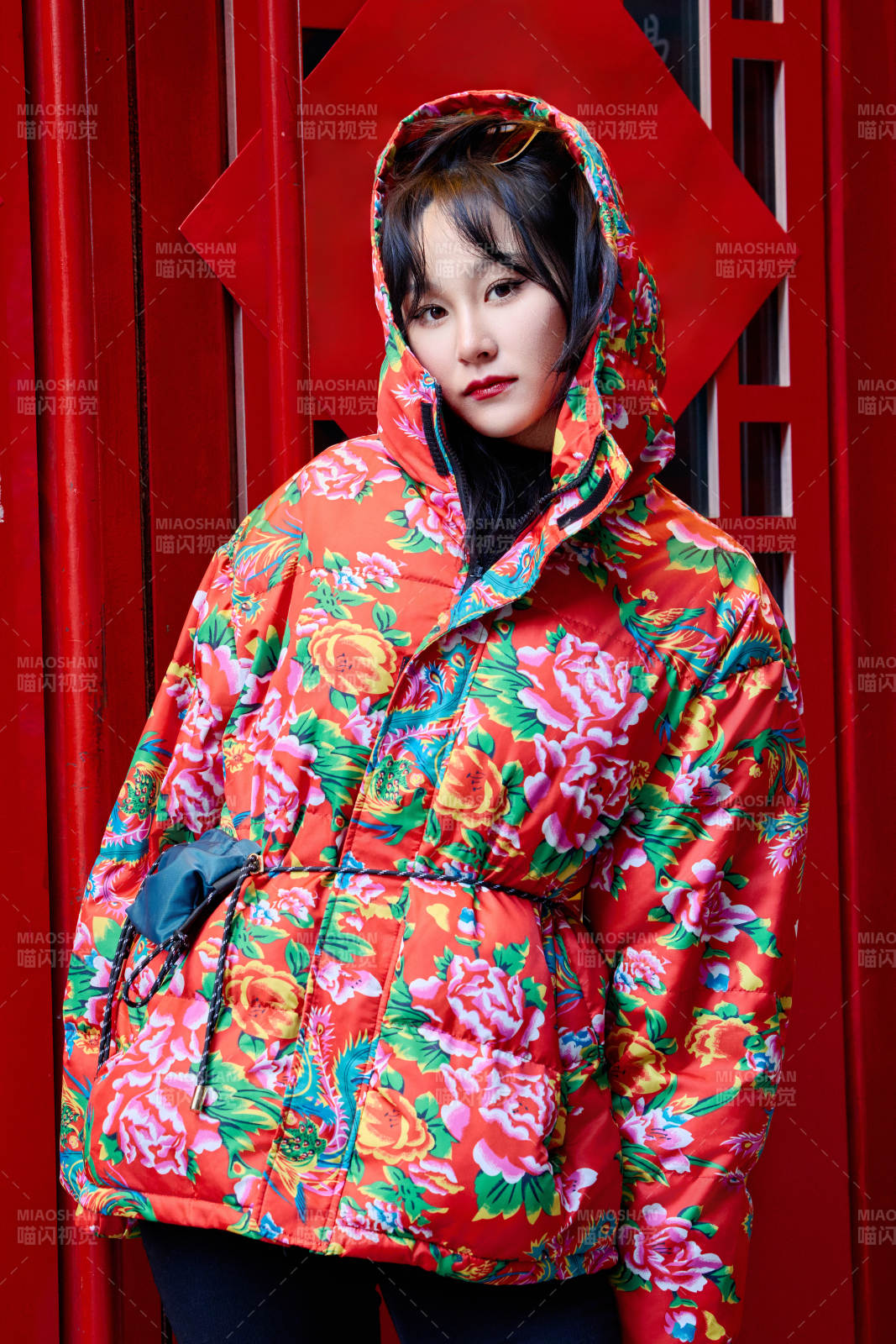 除夕在街头游玩拍照的亚洲美女图片