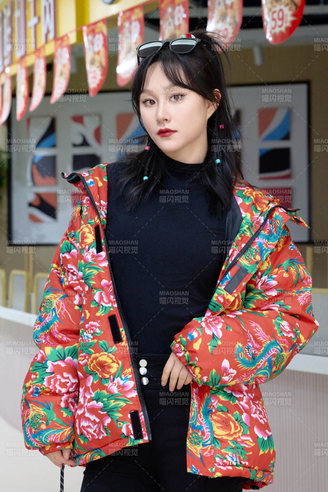 坐在商场超市购物车拍照玩乐的亚洲美女图片