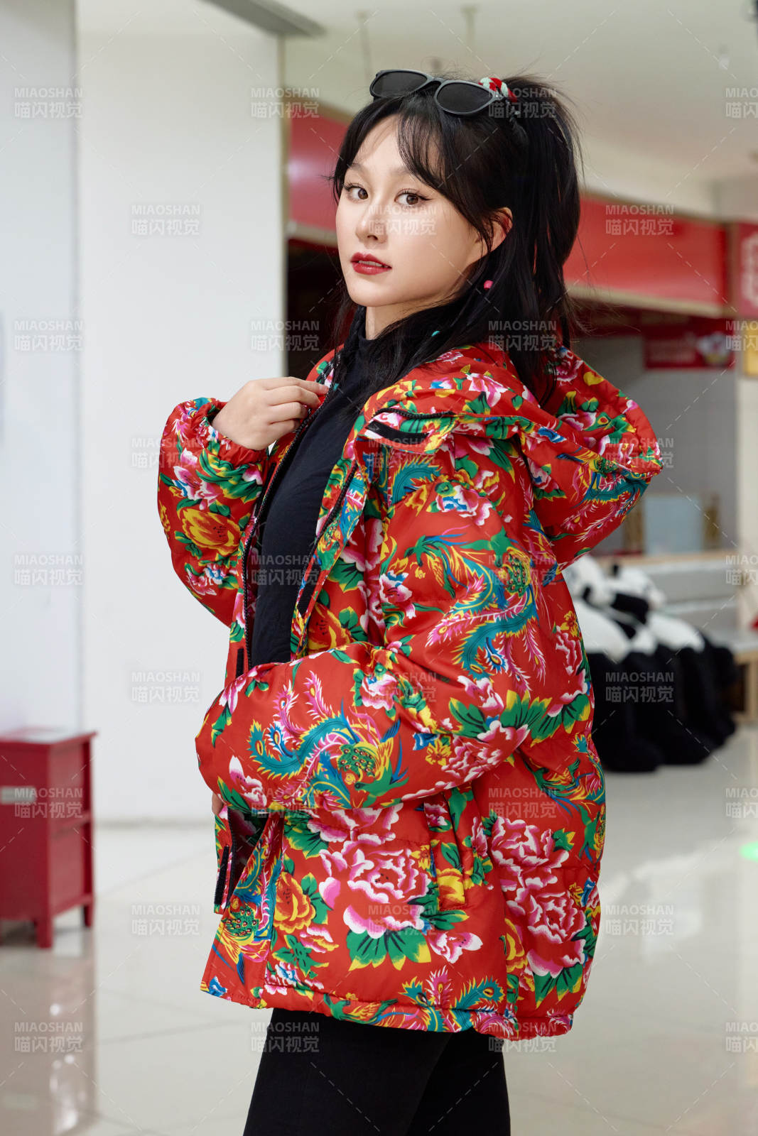 坐在商场超市购物车拍照玩乐的亚洲美女图片