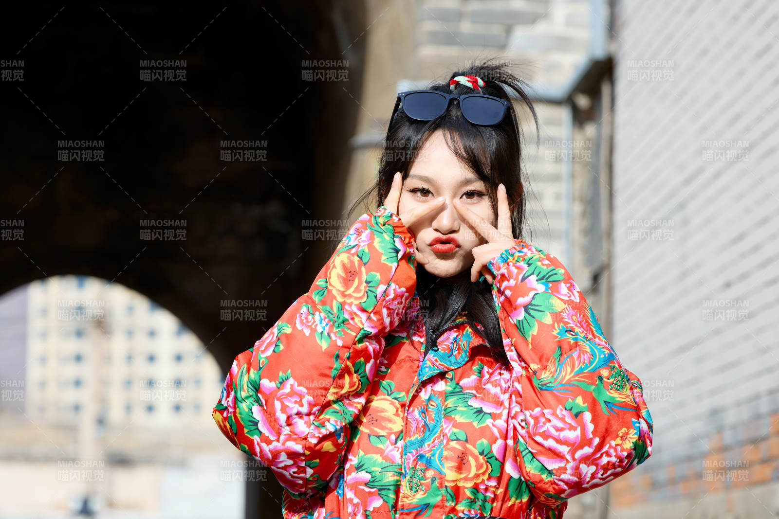 除夕在古城景区游玩拍照的亚洲美女图片