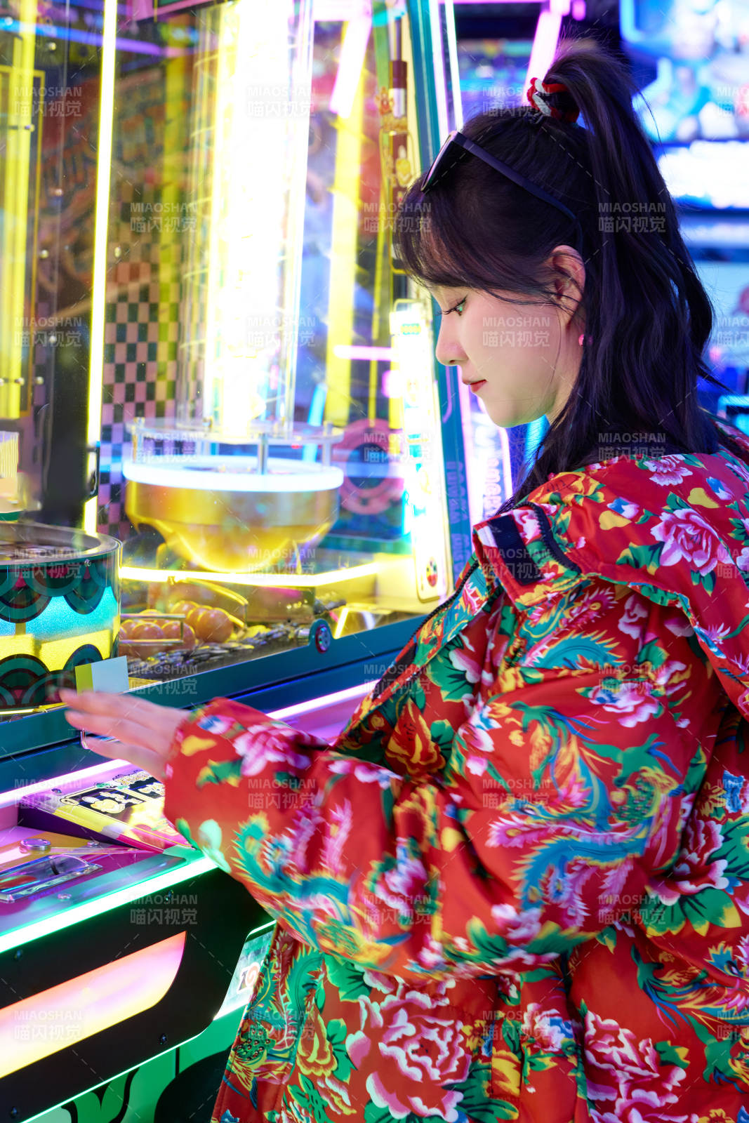 除夕在电子娱乐城游玩的亚洲美女图片