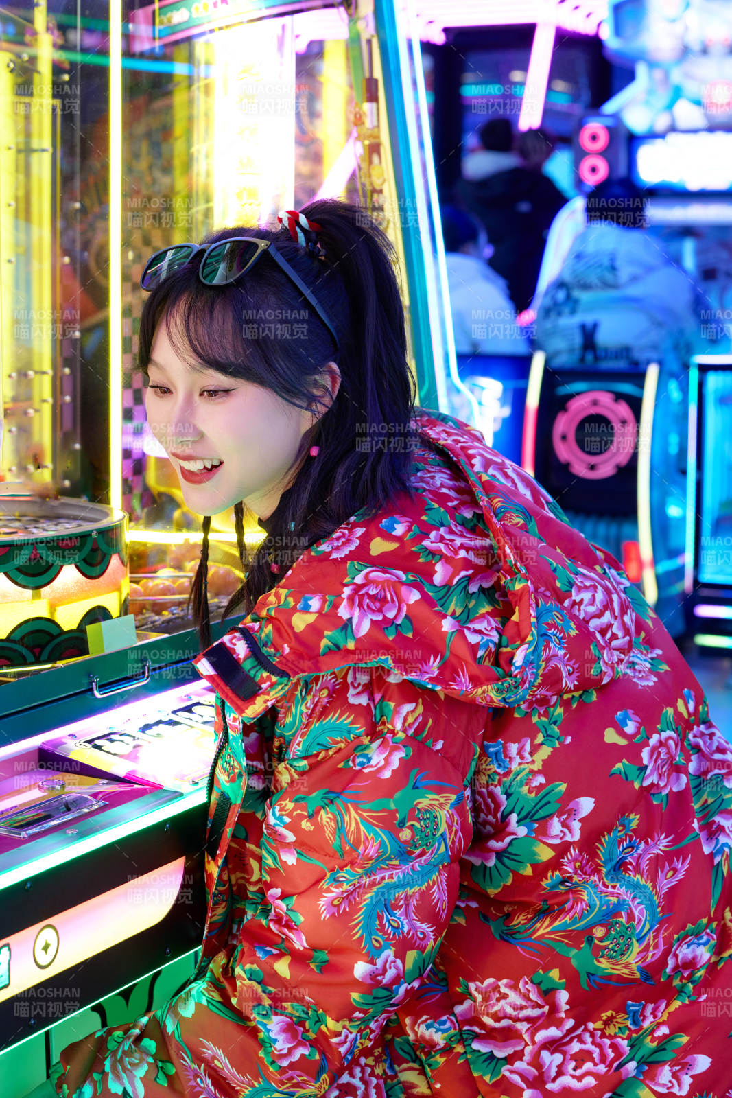 除夕在电子娱乐城游玩的亚洲美女图片