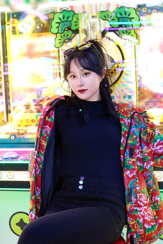 除夕在电子娱乐城游玩的亚洲美女图片