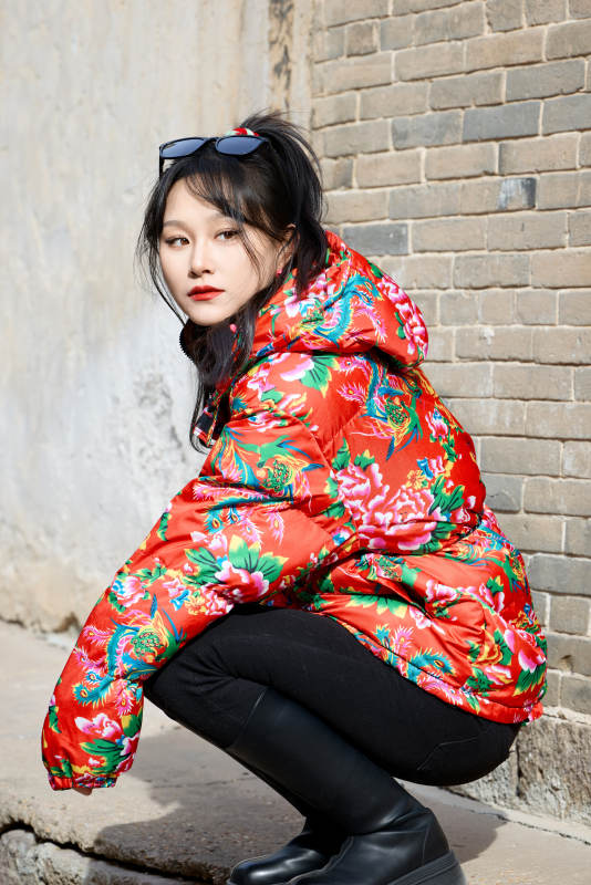 除夕在古城景区游玩拍照的亚洲美女图片