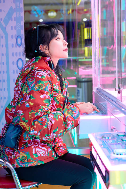 除夕在电子娱乐城游玩的亚洲美女图片