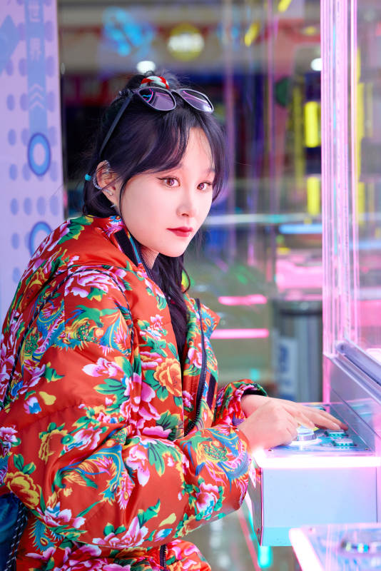 除夕在电子娱乐城游玩的亚洲美女图片