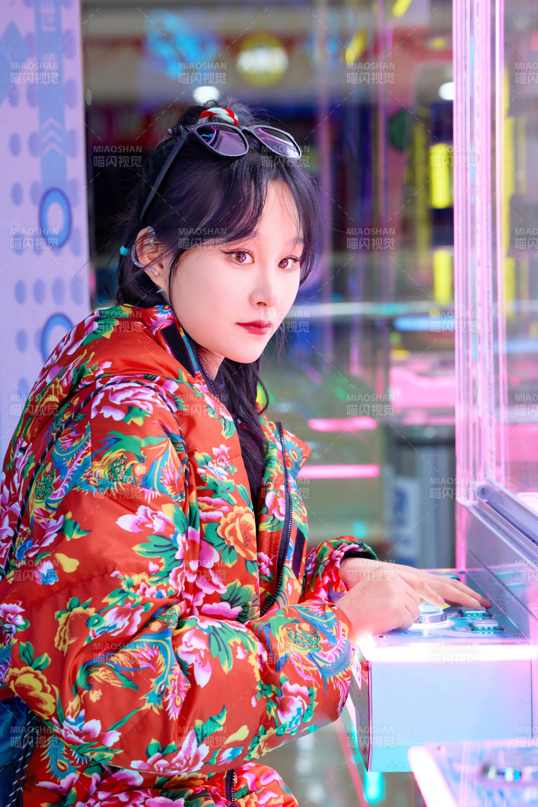 除夕在电子娱乐城游玩的亚洲美女图片