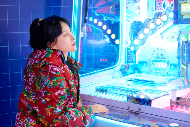 除夕在电子娱乐城游玩的亚洲美女图片