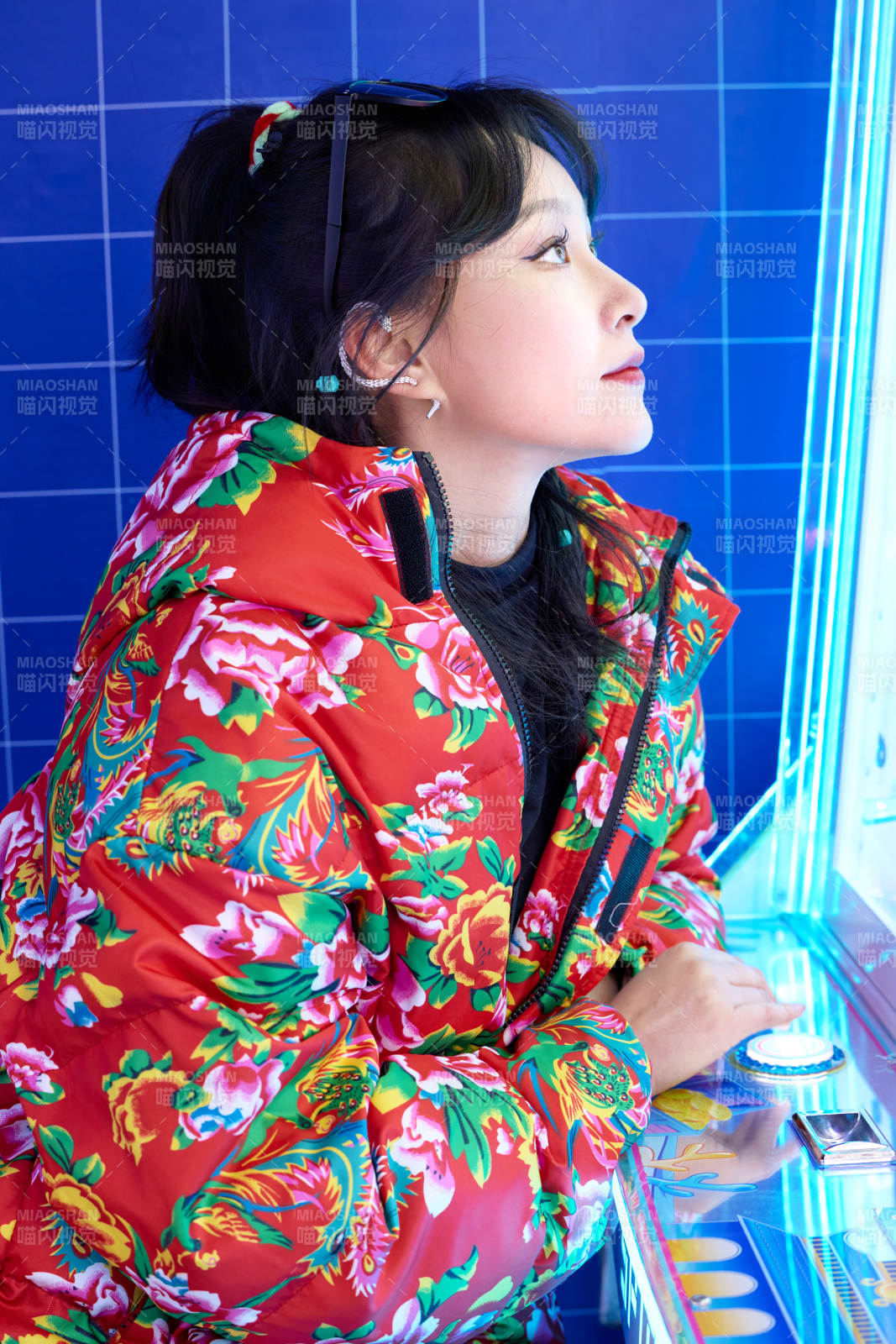 除夕在电子娱乐城游玩的亚洲美女图片