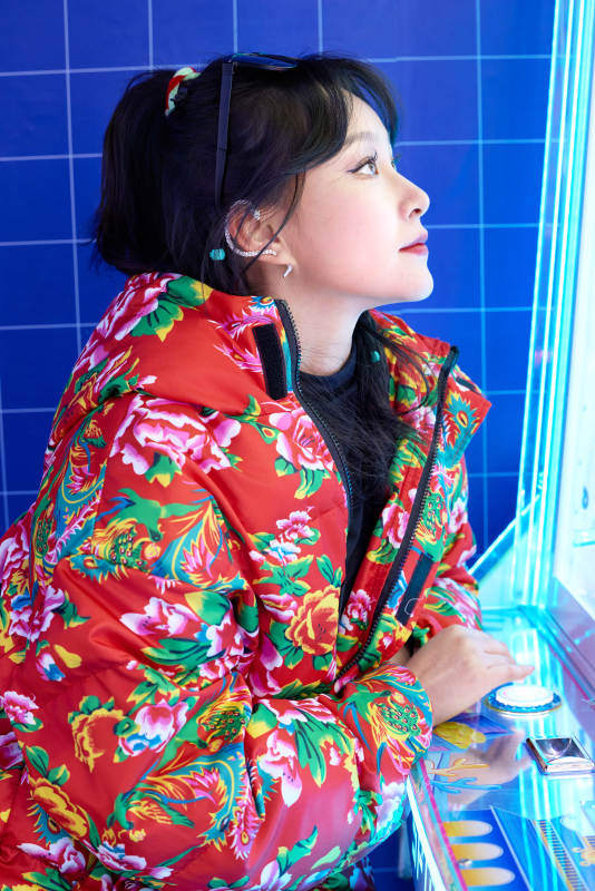 除夕在电子娱乐城游玩的亚洲美女图片