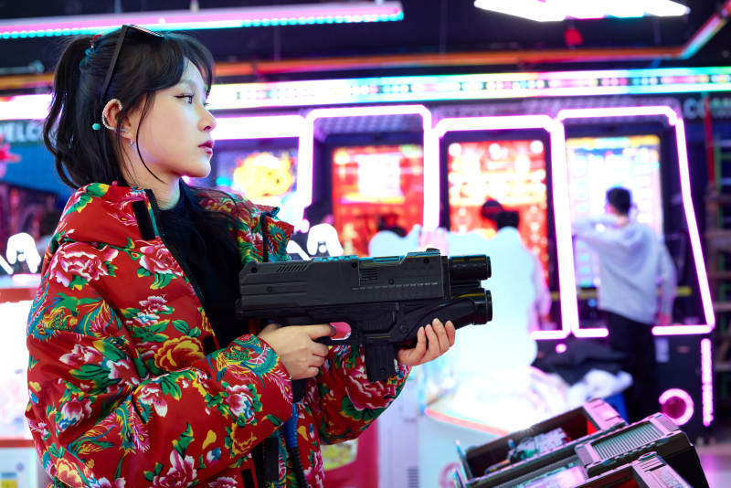 除夕在电子娱乐城游玩的亚洲美女图片