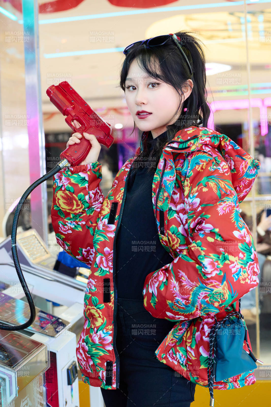 除夕在电子娱乐城游玩的亚洲美女图片