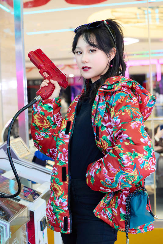 除夕在电子娱乐城游玩的亚洲美女图片