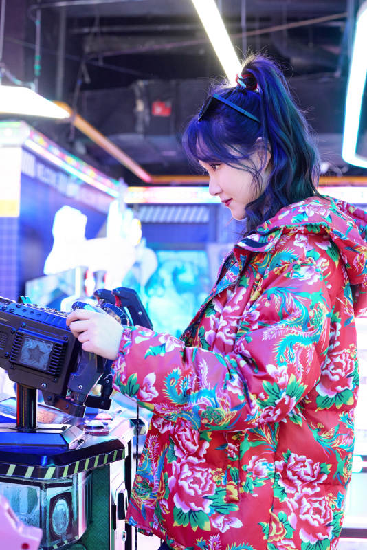 除夕在电子娱乐城游玩的亚洲美女图片